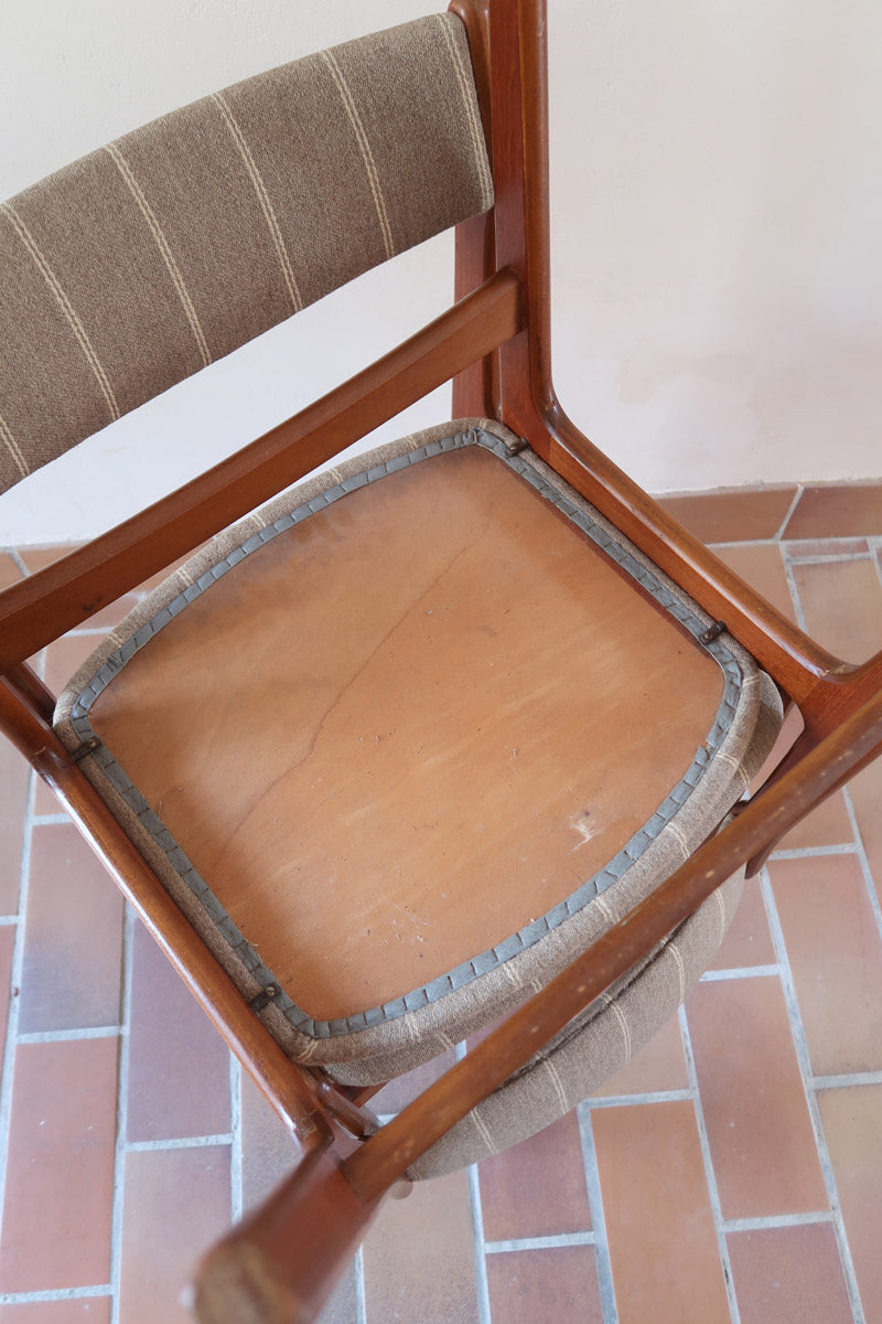 Lot de 6 chaises design danois en teck avec tissu beige rayé et dossier légèrement incurvé.