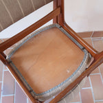 Lot de 6 chaises design danois en teck avec tissu beige rayé et dossier légèrement incurvé.
