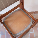 Lot de 6 chaises design danois en teck avec tissu beige rayé et dossier légèrement incurvé.