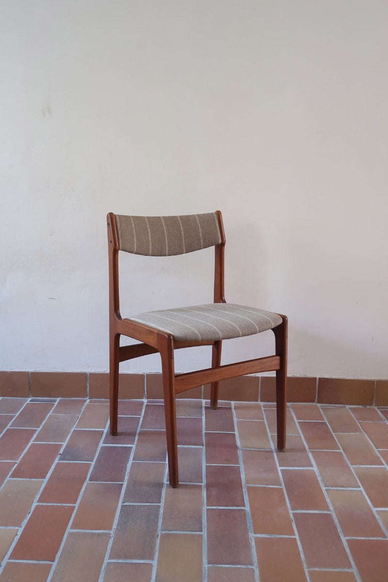 Lot de 6 chaises design danois en teck avec tissu beige rayé et dossier légèrement incurvé.