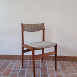 Lot de 6 chaises design danois en teck avec tissu beige rayé et dossier légèrement incurvé.