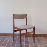 Lot de 6 chaises design danois en teck avec tissu beige rayé et dossier légèrement incurvé.