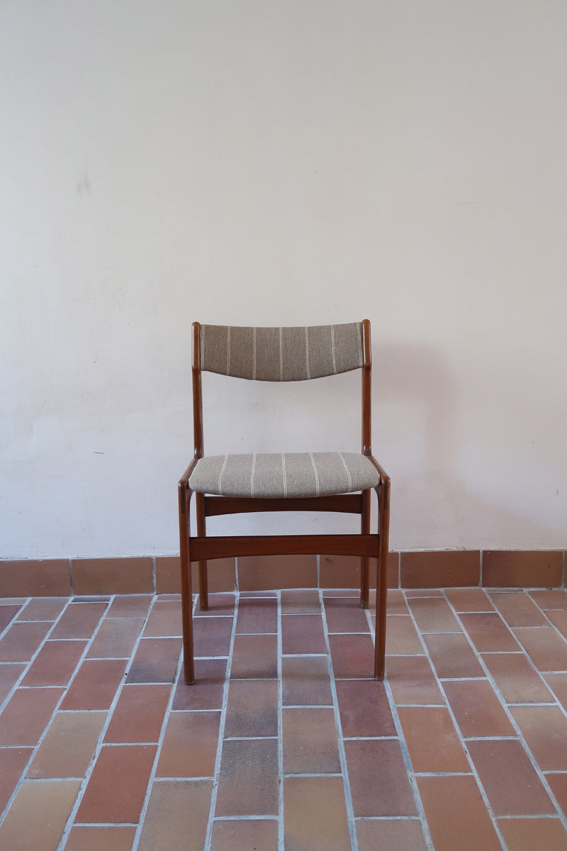 Lot de 6 chaises design danois en teck avec tissu beige rayé et dossier légèrement incurvé.