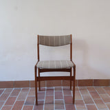 Lot de 6 chaises design danois en teck avec tissu beige rayé et dossier légèrement incurvé.