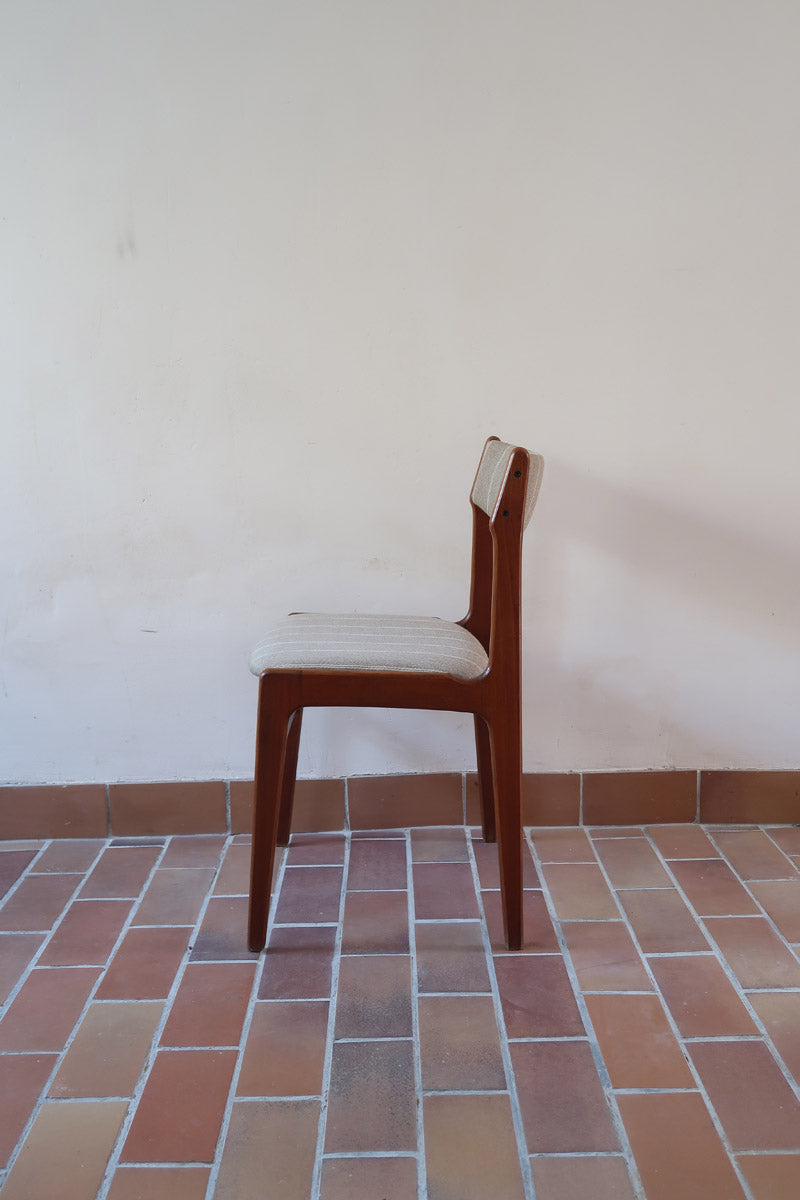 Lot de 6 chaises design danois en teck avec tissu beige rayé et dossier légèrement incurvé.