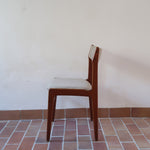 Lot de 6 chaises design danois en teck avec tissu beige rayé et dossier légèrement incurvé.