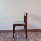 Lot de 6 chaises design danois en teck avec tissu beige rayé et dossier légèrement incurvé.