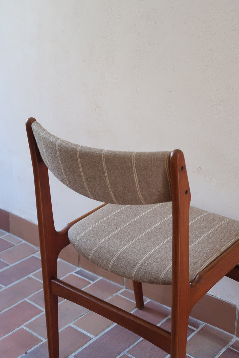 Lot de 6 chaises design danois en teck avec tissu beige rayé et dossier légèrement incurvé.