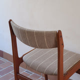 Lot de 6 chaises design danois en teck avec tissu beige rayé et dossier légèrement incurvé.