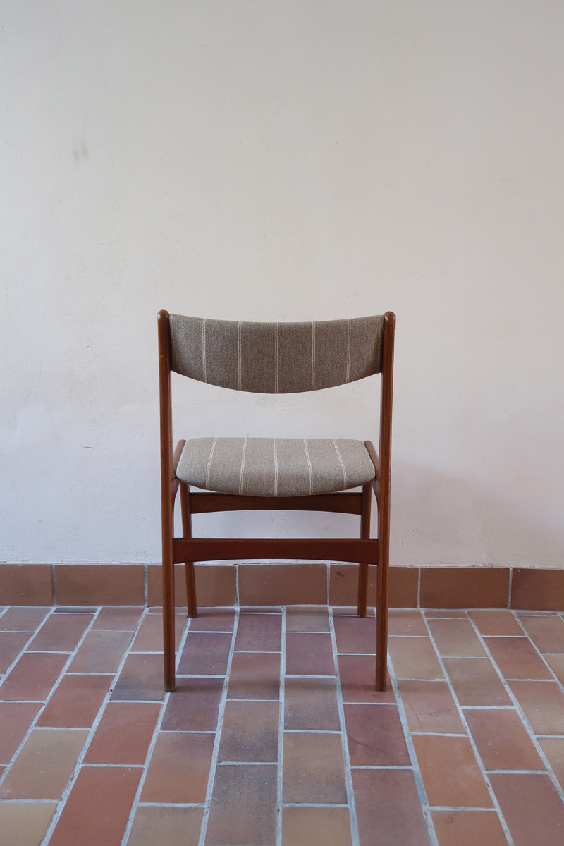 Lot de 6 chaises design danois en teck avec tissu beige rayé et dossier légèrement incurvé.