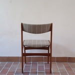 Lot de 6 chaises design danois en teck avec tissu beige rayé et dossier légèrement incurvé.