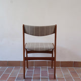 Lot de 6 chaises design danois en teck avec tissu beige rayé et dossier légèrement incurvé.