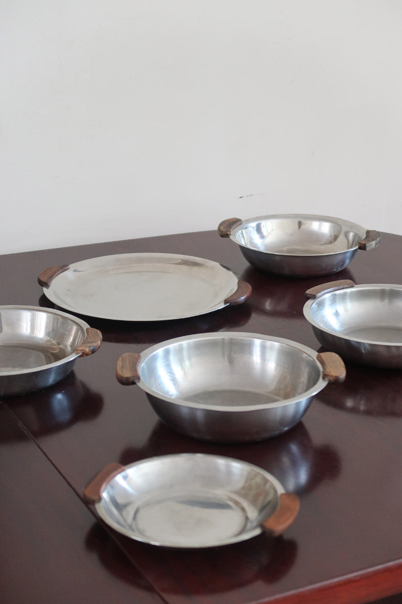 Service 6 pièces scandinave inox poli et teck années 60, grand plateau, bols et coupelle, anses teck demi-lune, art de la table danois mid-century