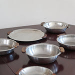 Service 6 pièces scandinave inox poli et teck années 60, grand plateau, bols et coupelle, anses teck demi-lune, art de la table danois mid-century