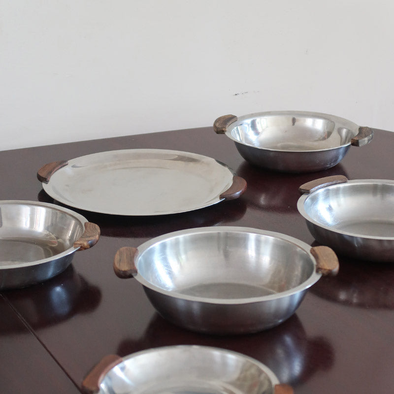 Service 6 pièces scandinave inox poli et teck années 60, grand plateau, bols et coupelle, anses teck demi-lune, art de la table danois mid-century