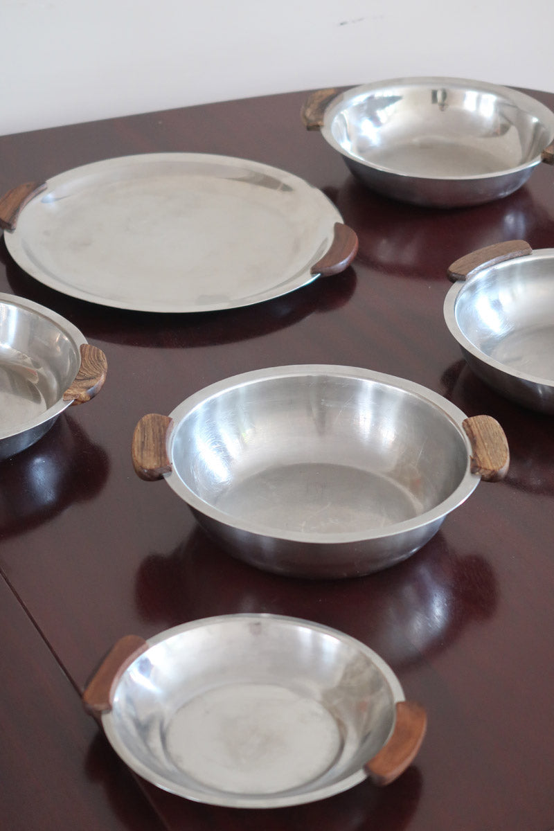 Service 6 pièces scandinave inox poli et teck années 60, grand plateau, bols et coupelle, anses teck demi-lune, art de la table danois mid-century