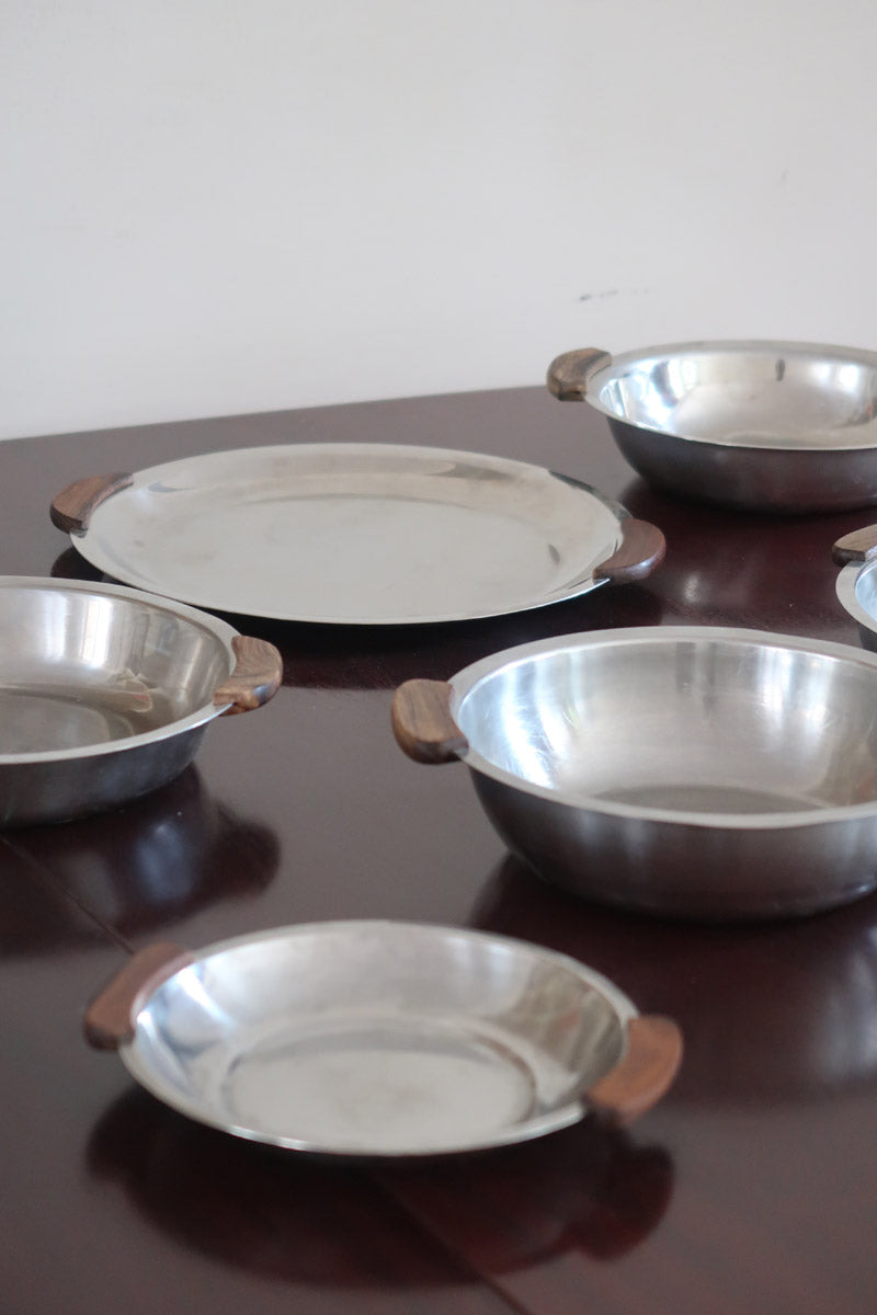 Service 6 pièces scandinave inox poli et teck années 60, grand plateau, bols et coupelle, anses teck demi-lune, art de la table danois mid-century
