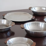 Service 6 pièces scandinave inox poli et teck années 60, grand plateau, bols et coupelle, anses teck demi-lune, art de la table danois mid-century