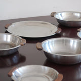 Service 6 pièces scandinave inox poli et teck années 60, grand plateau, bols et coupelle, anses teck demi-lune, art de la table danois mid-century