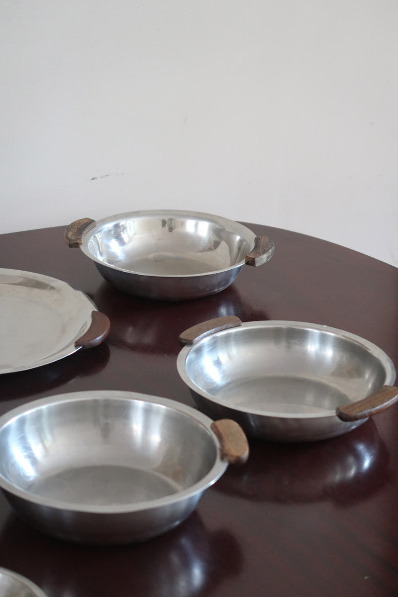 Service 6 pièces scandinave inox poli et teck années 60, grand plateau, bols et coupelle, anses teck demi-lune, art de la table danois mid-century