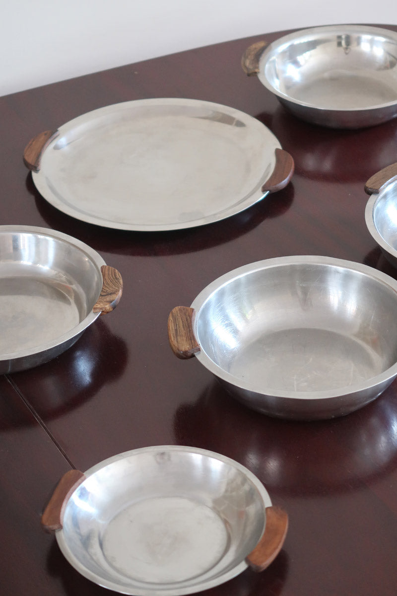 Service 6 pièces scandinave inox poli et teck années 60, grand plateau, bols et coupelle, anses teck demi-lune, art de la table danois mid-century