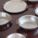Service 6 pièces scandinave inox poli et teck années 60, grand plateau, bols et coupelle, anses teck demi-lune, art de la table danois mid-century