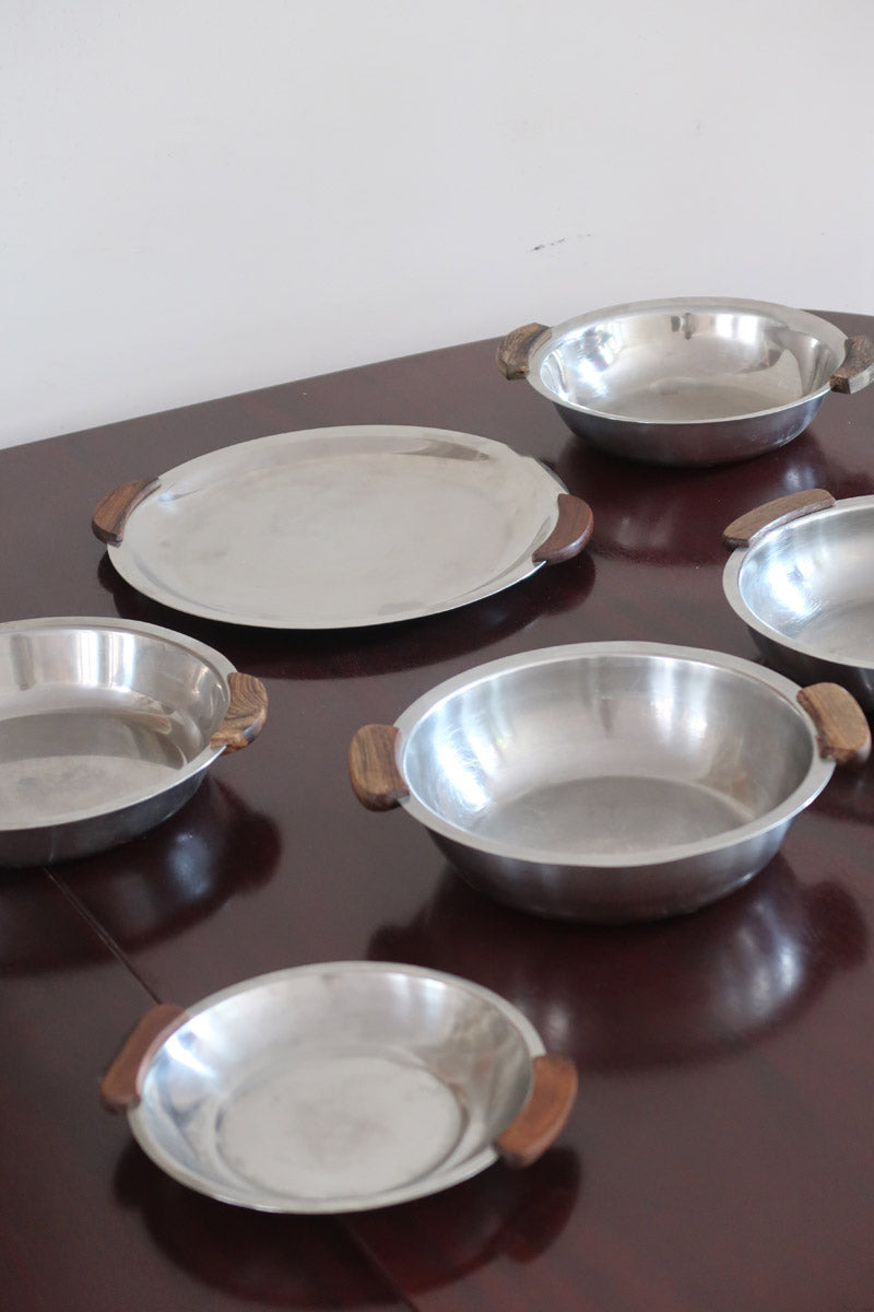 Service 6 pièces scandinave inox poli et teck années 60, grand plateau, bols et coupelle, anses teck demi-lune, art de la table danois mid-century
