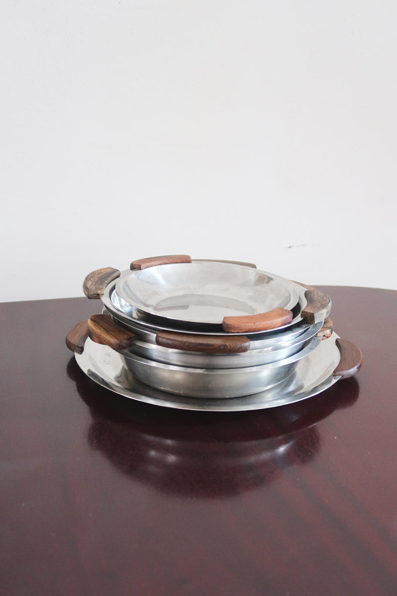 Service 6 pièces scandinave inox poli et teck années 60, grand plateau, bols et coupelle, anses teck demi-lune, art de la table danois mid-century