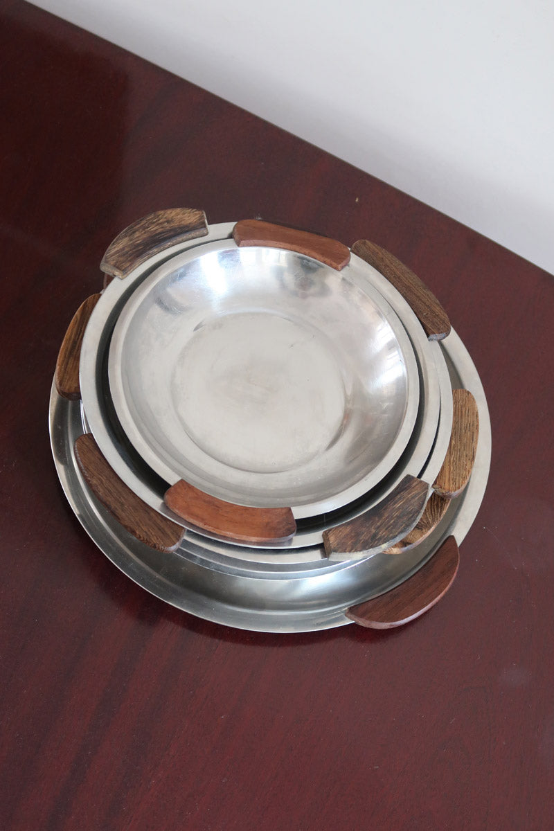 Service 6 pièces scandinave inox poli et teck années 60, grand plateau, bols et coupelle, anses teck demi-lune, art de la table danois mid-century