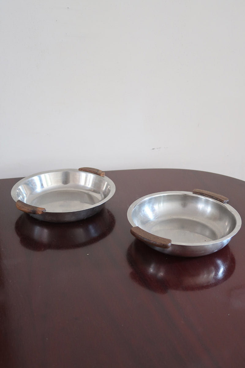 Service 6 pièces scandinave inox poli et teck années 60, grand plateau, bols et coupelle, anses teck demi-lune, art de la table danois mid-century