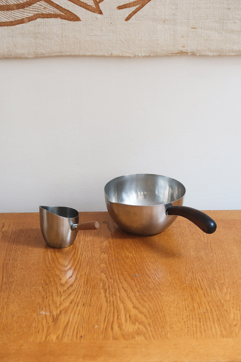 Saucier ambidextre et pichet à crème scandinaves inox et teck Danemark années 60, double bec verseur, manches teck, art de la table danois