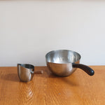 Saucier ambidextre et pichet à crème scandinaves inox et teck Danemark années 60, double bec verseur, manches teck, art de la table danois