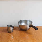 Saucier ambidextre et pichet à crème scandinaves inox et teck Danemark années 60, double bec verseur, manches teck, art de la table danois
