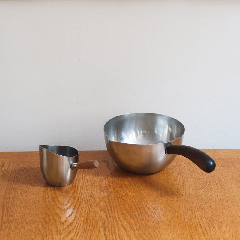 Saucier ambidextre et pichet à crème scandinaves inox et teck Danemark années 60, double bec verseur, manches teck, art de la table danois