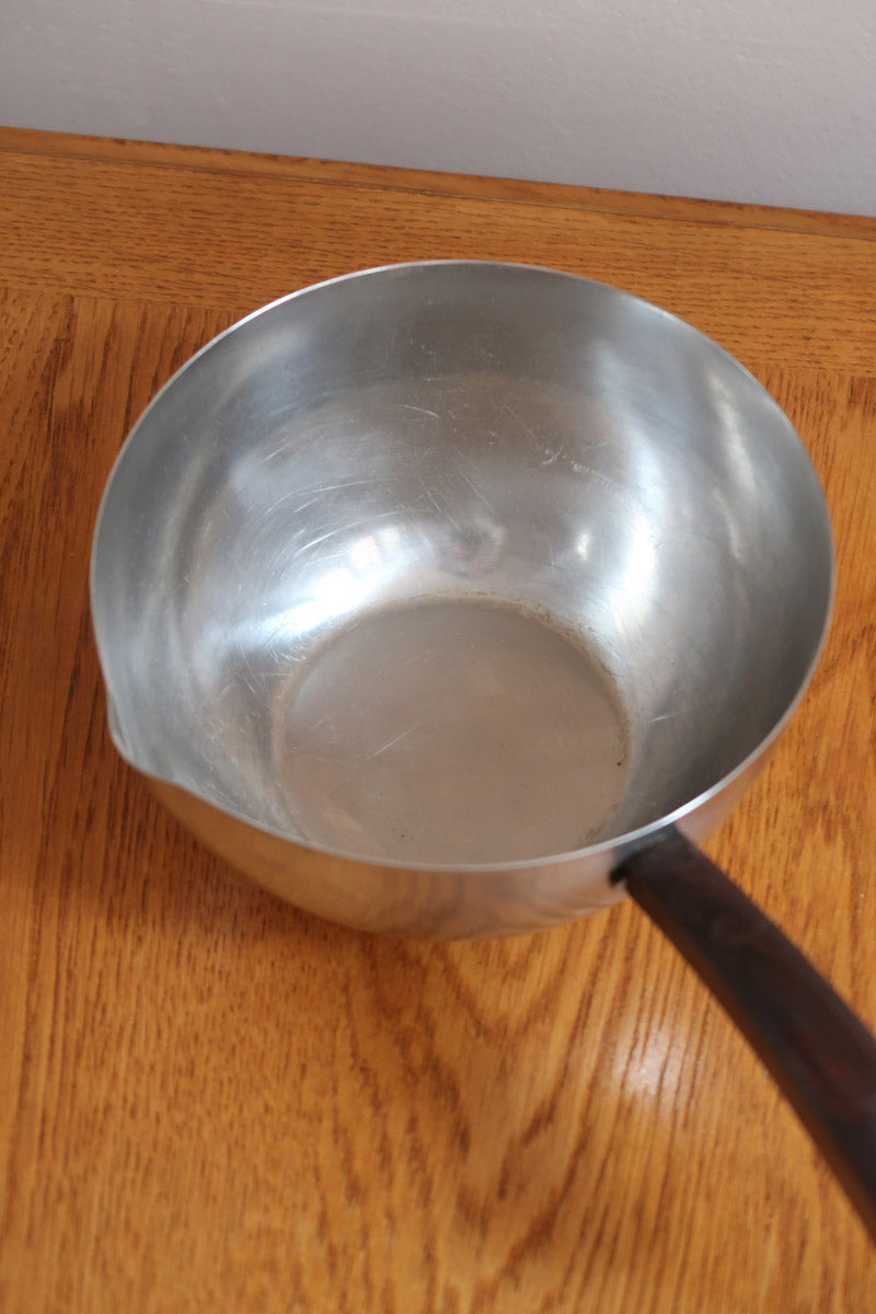Saucier ambidextre et pichet à crème scandinaves inox et teck Danemark années 60, double bec verseur, manches teck, art de la table danois