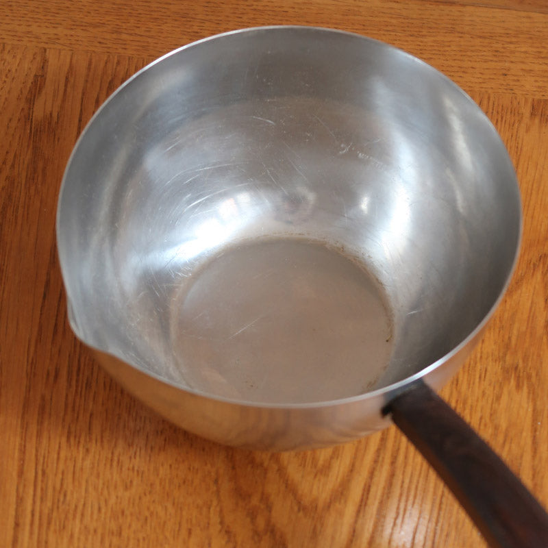 Saucier ambidextre et pichet à crème scandinaves inox et teck Danemark années 60, double bec verseur, manches teck, art de la table danois