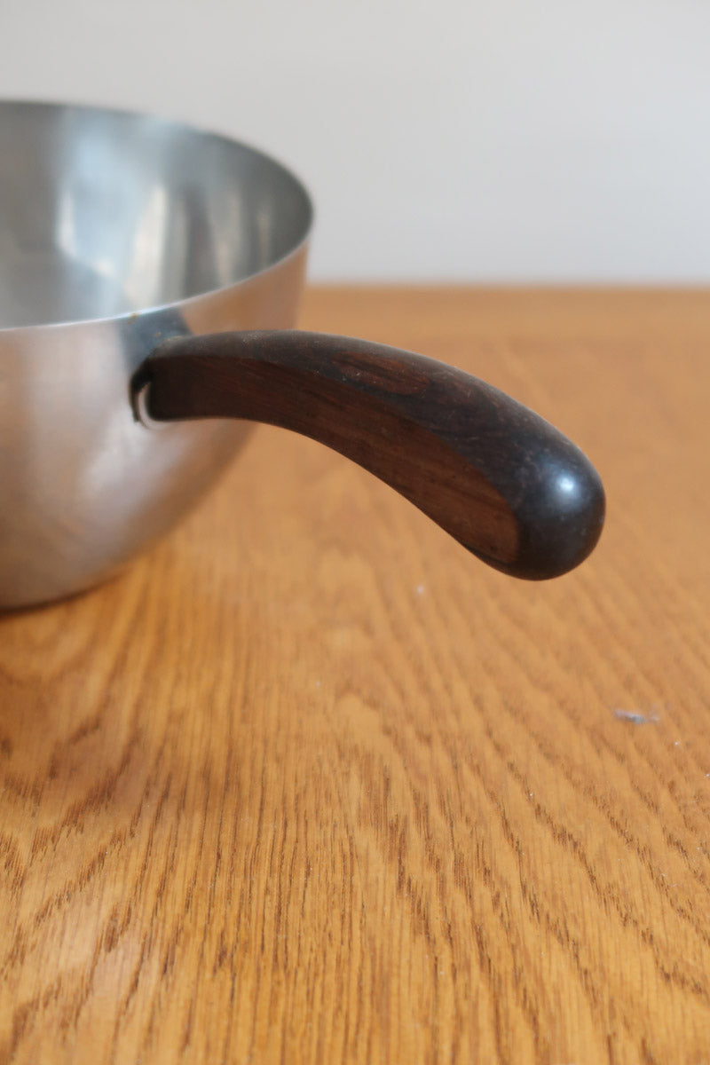 Saucier ambidextre et pichet à crème scandinaves inox et teck Danemark années 60, double bec verseur, manches teck, art de la table danois