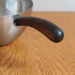 Saucier ambidextre et pichet à crème scandinaves inox et teck Danemark années 60, double bec verseur, manches teck, art de la table danois