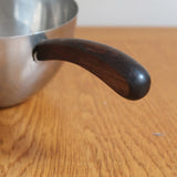 Saucier ambidextre et pichet à crème scandinaves inox et teck Danemark années 60, double bec verseur, manches teck, art de la table danois