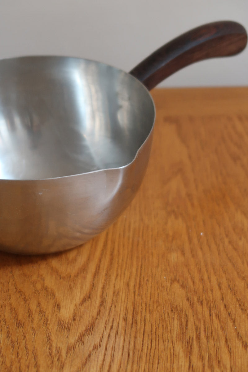 Saucier ambidextre et pichet à crème scandinaves inox et teck Danemark années 60, double bec verseur, manches teck, art de la table danois