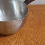 Saucier ambidextre et pichet à crème scandinaves inox et teck Danemark années 60, double bec verseur, manches teck, art de la table danois