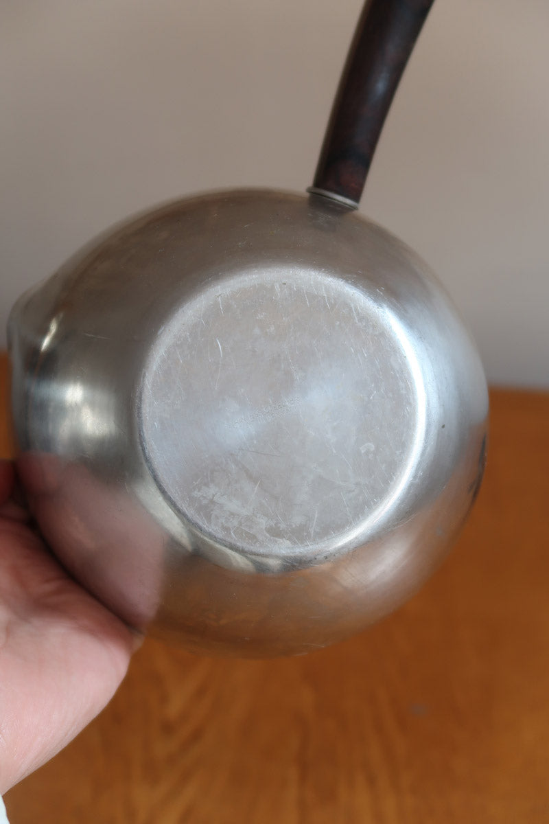 Saucier ambidextre et pichet à crème scandinaves inox et teck Danemark années 60, double bec verseur, manches teck, art de la table danois