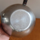 Saucier ambidextre et pichet à crème scandinaves inox et teck Danemark années 60, double bec verseur, manches teck, art de la table danois