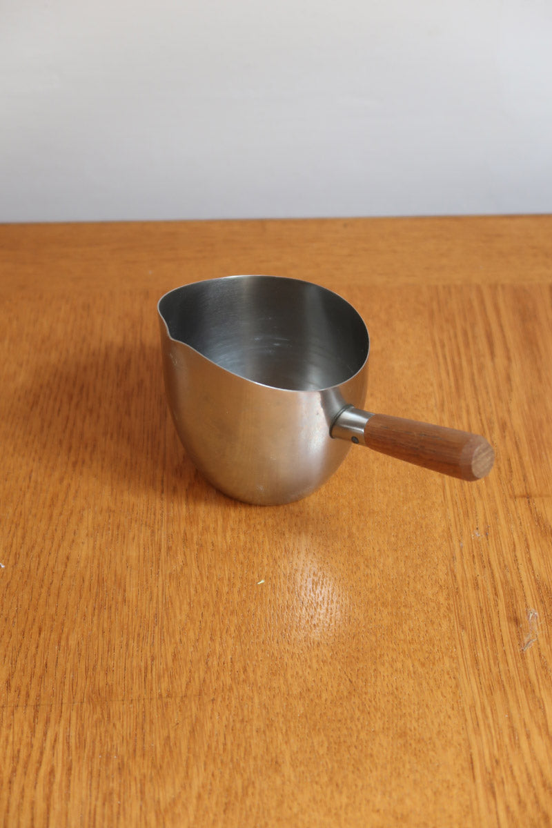 Saucier ambidextre et pichet à crème scandinaves inox et teck Danemark années 60, double bec verseur, manches teck, art de la table danois