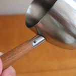 Saucier ambidextre et pichet à crème scandinaves inox et teck Danemark années 60, double bec verseur, manches teck, art de la table danois