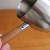 Saucier ambidextre et pichet à crème scandinaves inox et teck Danemark années 60, double bec verseur, manches teck, art de la table danois