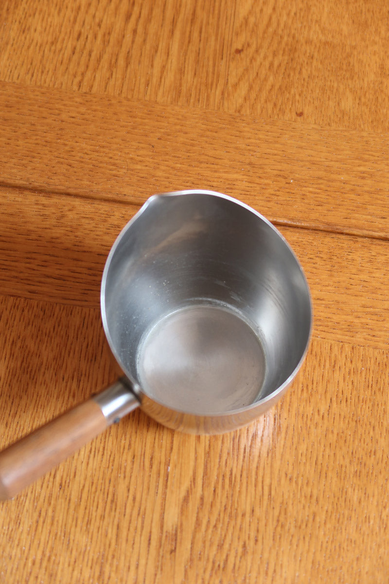 Saucier ambidextre et pichet à crème scandinaves inox et teck Danemark années 60, double bec verseur, manches teck, art de la table danois