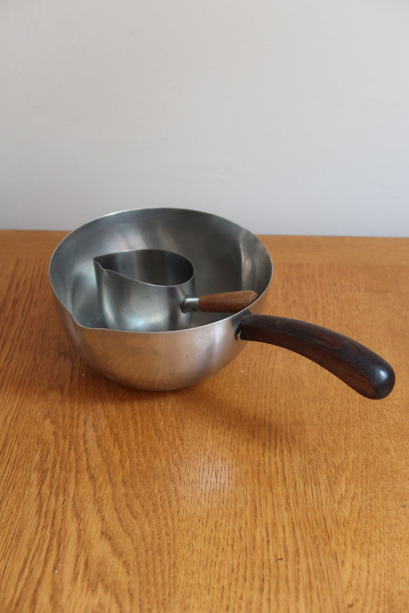 Saucier ambidextre et pichet à crème scandinaves inox et teck Danemark années 60, double bec verseur, manches teck, art de la table danois