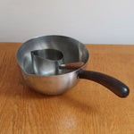 Saucier ambidextre et pichet à crème scandinaves inox et teck Danemark années 60, double bec verseur, manches teck, art de la table danois
