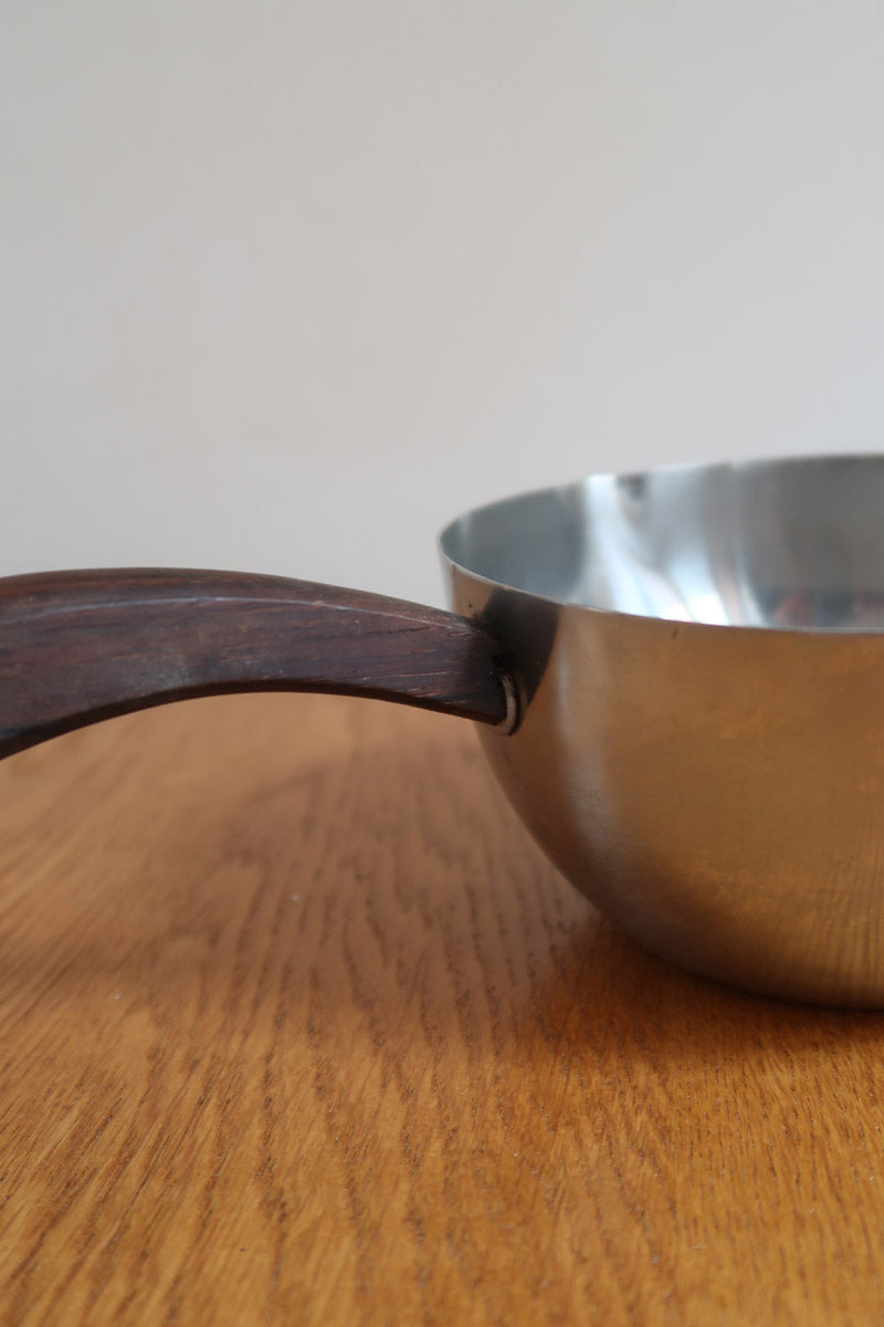 Saucier ambidextre et pichet à crème scandinaves inox et teck Danemark années 60, double bec verseur, manches teck, art de la table danois